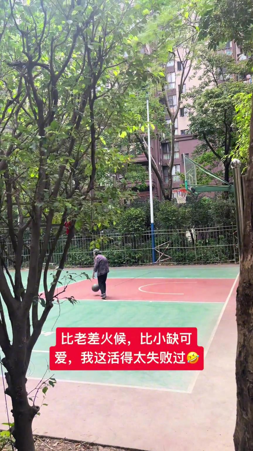 這阿婆單手一投一個(gè)準(zhǔn)，姜還是老的辣