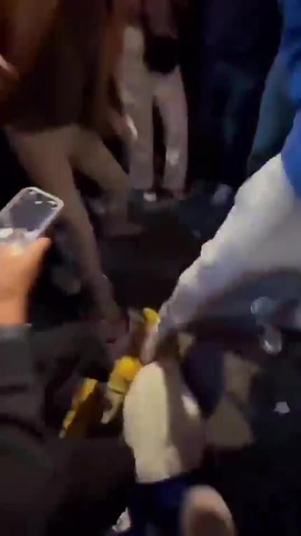 驚！尼克斯大勝步行者后，哈利伯頓遭主場球迷群毆
